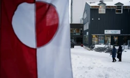 Un drapeau groenlandais dans une rue de Nuuk, la capitale de l'île arctique, le 14 janvier 2026