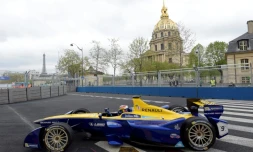 Le Suisse Sébastien Buemi au volant de sa Renault E.Dams lors de la 1re séance d'essais qualificatifs pour le ePrix de Paris aux Invalides, le 23 avril 2016