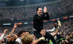 L'entraĂźneur d'Aston Villa Unai Emery fĂȘte avec ses joueurs la victoire en Ligue Europe, mercredi Ă Istanbul contre Fribourg.