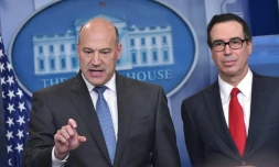 Le secrétaire américain au Trésor Steve Mnuchin (d) et le conseiller économique de la présidence Gary Cohn lors d'une conférence de presse, le 26 avril 2017 à Washington