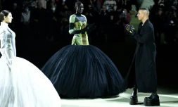 Le directeur artistique de Balmain Olivier Rousteing au défilé de la maison à Paris le 2 mars 2022