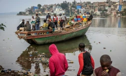 Des habitants quittent à bord d'une embarcation la ville de Bukavu, dans l'est de la République démocratique du Congo (RDC) le 21 février 2025

