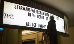 Un employé inscrit le titre du dernier "Star Wars" sur le Chinese Theatre à Hollywood, le 17 décembre 2015