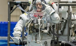 Photo fournie par la Nasa le 27 juillet 2020 datant du 19 juin 2020 de l'astronaute Thomas Pesquet lors d'un exercice de maintenance au centre spatial de Houston pour son prochain vol à bord de la capsule Crew Dragon de Space X