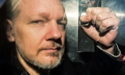 Le fondateur de Wikileaks Julian Assange dans un fourgon de police le 1er mai 2019 à Londres