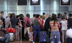 Des touristes attendent à l'aéroport de Charm El-Cheikh le 5 novembre 2015