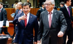 Le président de la Commission européenne Jean-Claude Juncker et le Premier ministre turc Ahmet Davutoglu, lors d'une rencontre à Bruxelles, le 29 novembre 2015  