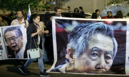 Des partisans d'Alberto Fujimori rassemblés devant la clinique où l'ancien président péruvien a été hospitalisé, le 3 octobre 2018 à Lima