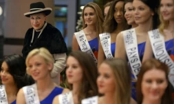 GeneviÚve de Fontenay (G) et les concurrentes du concours de beauté "Miss Prestige National 2015", le 8 janvier 2015 à Strasbourg