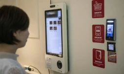 Une femme utilise un terminal de reconnaissance faciale le 21 août 2019 dans un supermarché à Tianjin (Chine)