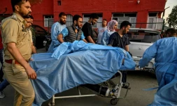 Un blessé de l'attaque de Pahalgam arrive à l'hôpital de Anantnag dans le Cachemire indien le 22 avril 2025
