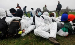Des manifestants pour le climat du mouvement "Code Rouge", le 16 décembre 2023 lors d'une action à Antwerp en Belgique