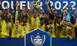 Le Nantais Ludovic Blas brandit la coupe de France aprĂšs la victoire des Canaris en finale contre Nice au Stade de France la saison derniĂšre, le 7 mai 2022.