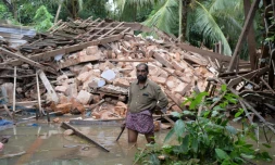 Ajith Prasad devant les restes de sa maison détruite par les inondations dans la province du Kerala au sud de l'Inde, le 17 août 2018