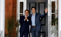 Le Premier ministre canadien Justin Trudeau (d) accueille le président français Emmanuel Macron dans sa résidence privée à Ottawa, au Canada, le 25 septembre 2024
