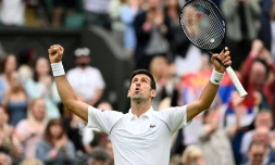 La joie du Serbe Novak Djokovic, vainqueur du Britannique Jack Draper en 4 sets, à l'issue de son match du 1er tour, le 28 juin 2021 au tournoi de Wimbledon à Londres