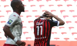 L'attaquant niçois Amine Gouiri vient de manquer un penalty décisif contre l'AS Monaco lors du derby azuréen disputé à l'Allianz Riviera, le 19 septembre 2021   