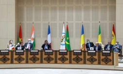 Le président français Emmanuel Macron (2e à g) et ses homologues des pays du G5 Sahel, lors d'un sommet à Nouakchott le 30 juin 2020