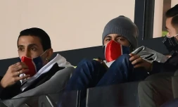 La star du PSG Neymar, au centre, suit le match opposant son équipe à Monaco au Parc des Princes, le 21 février 2021