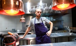 Le chef italien Giovanni Passerini dans les cuisines du restaurant parisien portant son nom, le 4 novembre 2016