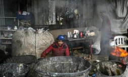 Un réfugié afghan trie les déchets recyclables dans une décharge à Istanbul, le 18 novembre 2021 en Turquie