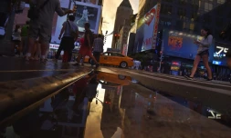 Le célÚbre Times Square, à New York, vu du sol