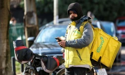 Un livreur étranger à Zagreb, le 3 février 2026 en Croatie