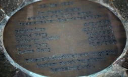 Une dalle commémorative avec les noms des cinq Turques tuées le 29 mai 1993 dans un attentat raciste en Allemagne, le 8 mai 2018 à Solingen, dans l'ouest de l'Allemagne  