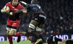 Le N.8 de Toulon Duane Vermeulen (g) à la lutte avec le 3e ligne aile de Toulouse Yacouba Camara (d), le 27 décembre 2015 à Toulouse