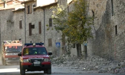 Des pompiers le 30 octobre 2016 dans une rue endommagée de Norcia après un puissant séisme 