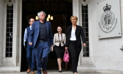 Le chef de la Commission des droits de l'Homme d'Irlande du Nord (NIHRC), Les Allamby (2e g) quitte la Cour suprême britannique, le 7 juin 2018 à Londres