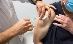 Un médecin reçoit une injection du vaccin AstraZeneca contre le Covid-19, le 26 février 2021 à Gragnangue, prÚs de Toulouse