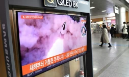 Un écran de télévision diffuse des images d'un tir de missile nord-coréen, le 27 janvier 2022 dans une gare de Séoul, en Corée du Sud