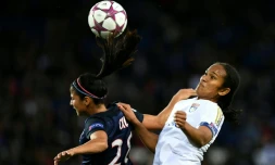 La capitaine du PSG Shirley Cruz (g) face à la Lyonnaise Wendie Renard en Ligue des champions, au Parc des Princes, le 2 mai 2016