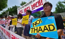 Des militants pacifistes sud-coréens manifestent contre le déploiement du système THAAD conçus pour intercepter des missiles balistiques, le 8 juillet 2016 devant le ministère de la Défense à Séoul