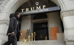 Des pancartes recouvrent les phrases "La vie des noirs compte" et "Pas de justice, pas de paix" qui ont été écrites sur l'hôtel Trump à Washington, le 2 octobre 2016