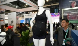 Prototype de combinaison pour surveiller la santé du foetus par la start-up canadienne Myant