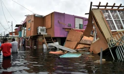Maisons détruites et rue inondée à Juana Matos, sur l'île de Porto Rico, le 21 septembre 2017 après le passage de l'ouragan Maria