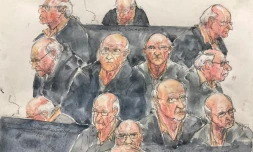 Croquis d'audience du 22 mai 2025 montrant l'ex-chirurgien pédocriminel Joël Le Scouarnec réagissant lors de l'audience de son procès pour viols et agressions sexuelles, au palais de justice de Vannes, dans le Morbihan