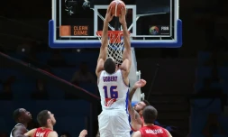 Le Français Rudy Gobert inscrit un panier contre la Serbie, lors du match pour la médaille de bronze de l'Euro, le 20 septembre 2015 à Villeneuve-d'Ascq
