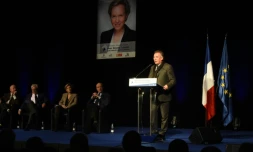 Le président du Modem Francois Bayrou (d) à un meeting LR aux côtés de  Dominique Bussereau, Jean-Pierre Raffarin, Virginie Calmels, candidate LR en Aquitaine-Limousin-Poitou-Charentes, et Alain Juppé (de g à d), le 28 novembre 2015 à Bordeaux