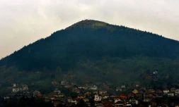 La colline boisée surplombant le village de Visoko, prÚs de Sarajevo, le 24 octobre 2020 en Bosnie