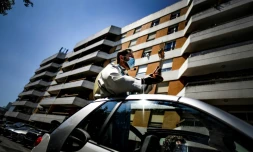 Le père Nuno Westood fait sa procession de Pâques dans une décapotable, le 12 avril 2020 à Oeiras dans la banlieue de Lisbonne