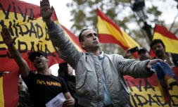 Des manifestants contre l'indépendance de la Catalogne effectuent des saluts fascistes, le 
1er octobre 2017 à Barcelone