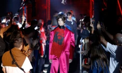 Chez Raf Simons, le rose est fushia et satiné, comme sur ce manteau présenté pour la collection printemps/été 2019 à Paris, le 20 juin 2018