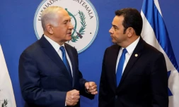 Le Premier ministre israélien Benjamin Netanyahu (à gauche) converse avec le président du Guatemala Jimmy Morales avant l'inauguration de l'ambassade du Guatemala, le 16 mai 2018 à Jérusalem