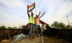 Des manifestants soudanais réclamant le transfert du pouvoir à une autorité civile le 12 mai 2019 à Khartoum