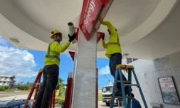 Des ouvriers consolident les panneaux d'une station service avant l'arrivée d'un "super typhon", le 4 juillet 2026 à Saipan, dans les Iles Mariannes du Nord  