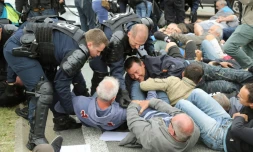 Des salariés de GM&S délogés par les forces de l'ordre le 5 septembre 2017 à Poissy, près de Paris