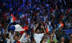 Le public en liesse après la victoires des volleyeurs en finale du tournoi olympique, la 15e médaille d'or française de ces Jeux, le 10 août 2024 à Paris